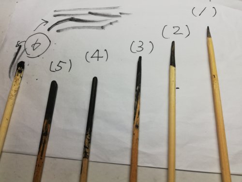 割り箸の先を削って６種類の太さにした割り箸ペンの写真画像。