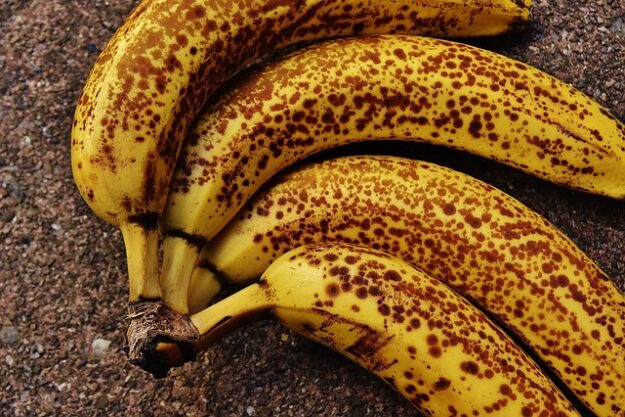 熟したはん点のあるバナナの画像